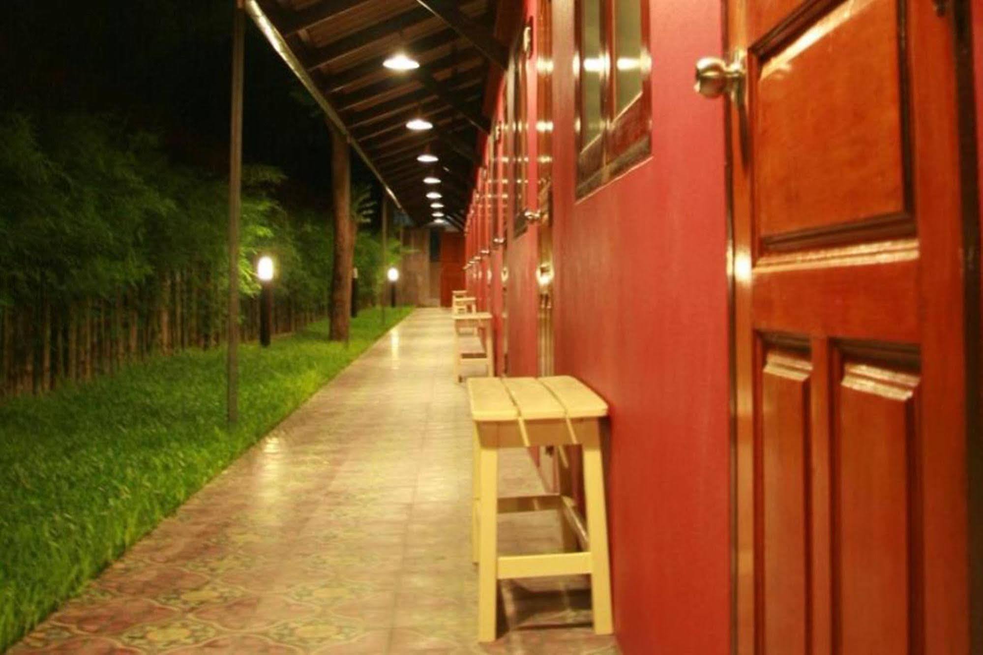 Baan Ma Feung Guesthouse Kanchanaburi Exterior photo